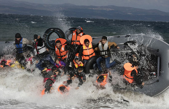 Τα αμερικανικά κρουαζιερόπλοια συγκρούστηκαν και βυθίστηκαν στο νερό. Τέσσερις αγνοούμενοι τουρίστες δεν φορούσαν σωσίβια.